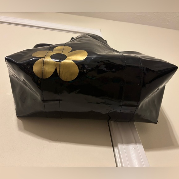 Marc Jacobs Daisy Large Daisy Black Patent Shopper Tote Bag - Picture 3 of 8